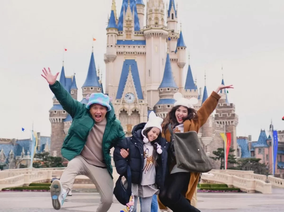 &lrm;Potret liburan Gading, Gempi, dan Gisel di Disneyland Tokyo. (Instagram/@gadiiing)