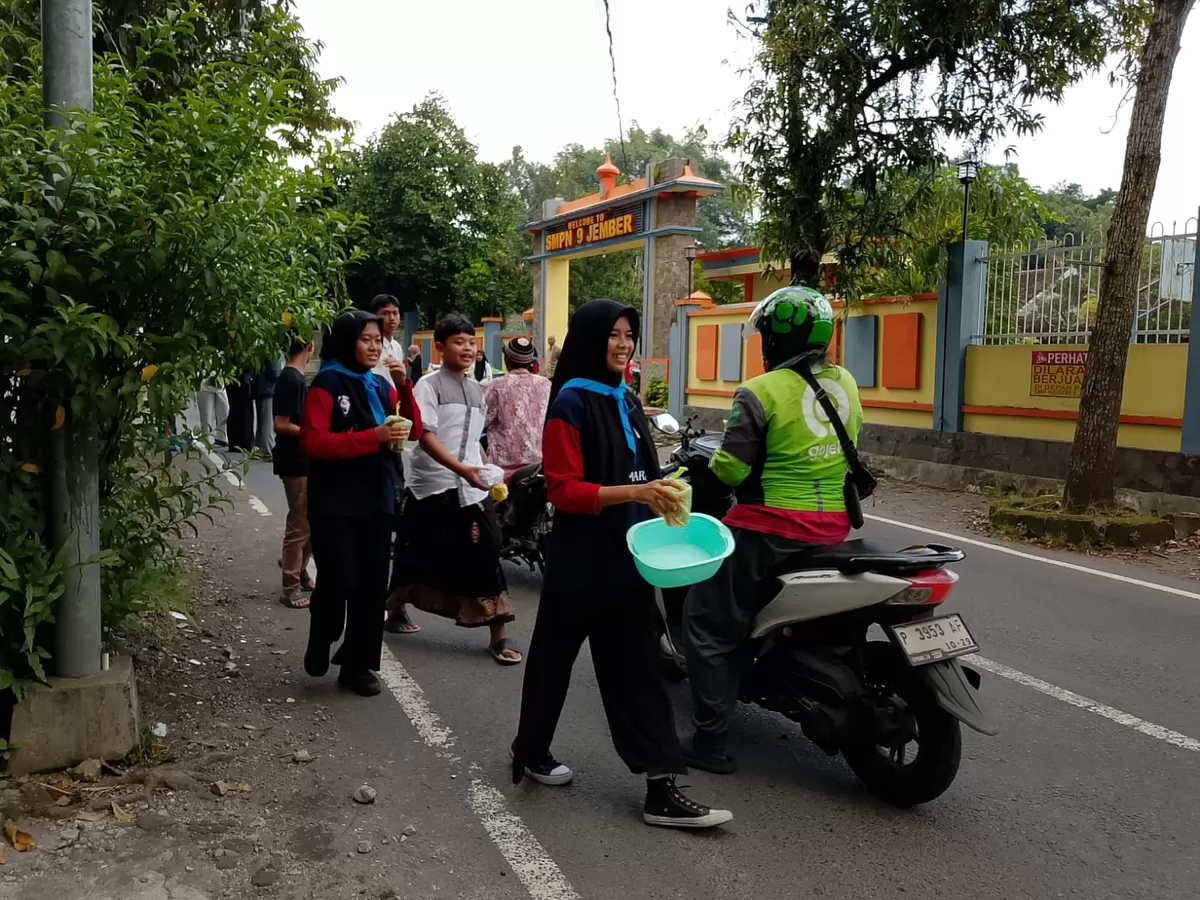 Suasana pembagian takjil di SMPN 9 Jember  (Dok. PMR SMPN 9 Jember )