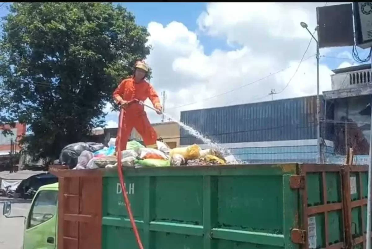 Proses damkar melakukan pemadaman api. (Dok Damkar Jember)