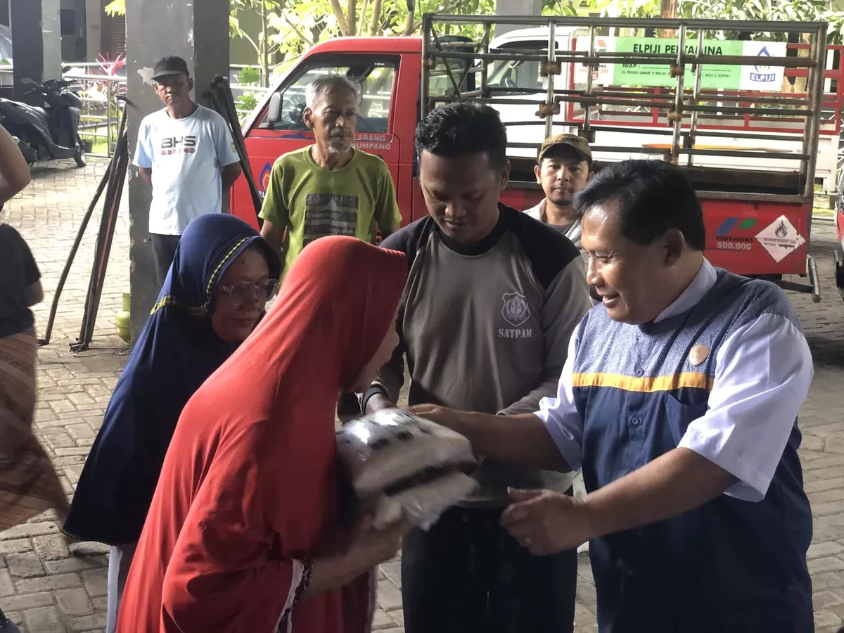 Anggota DPRD Provinsi Jawa Timur Satib saat memberikan bantuan sembako. (Angga Juli Setiawan/SketsaNusantara.id)