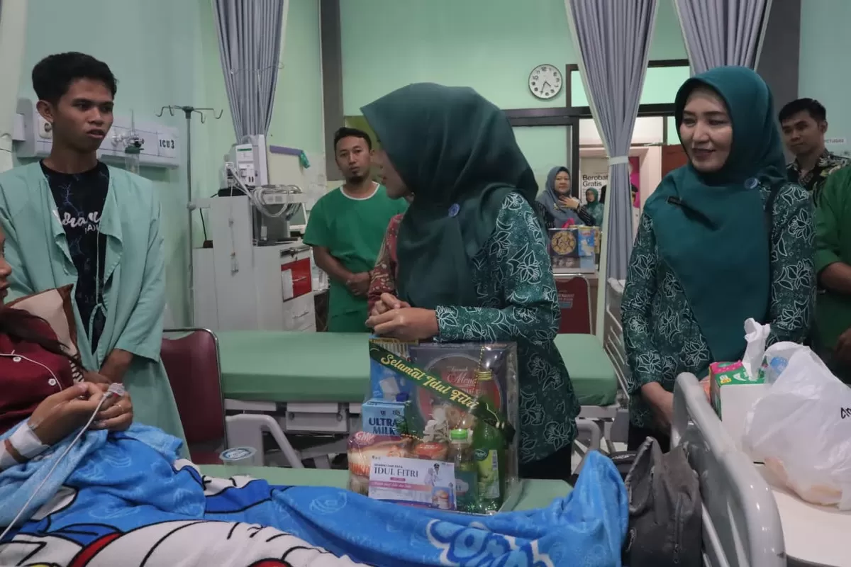 Ketua TP PKK Ning Ghyta saat kunjungan ke RS Kalisat. (Dok Diskominfo Jember)