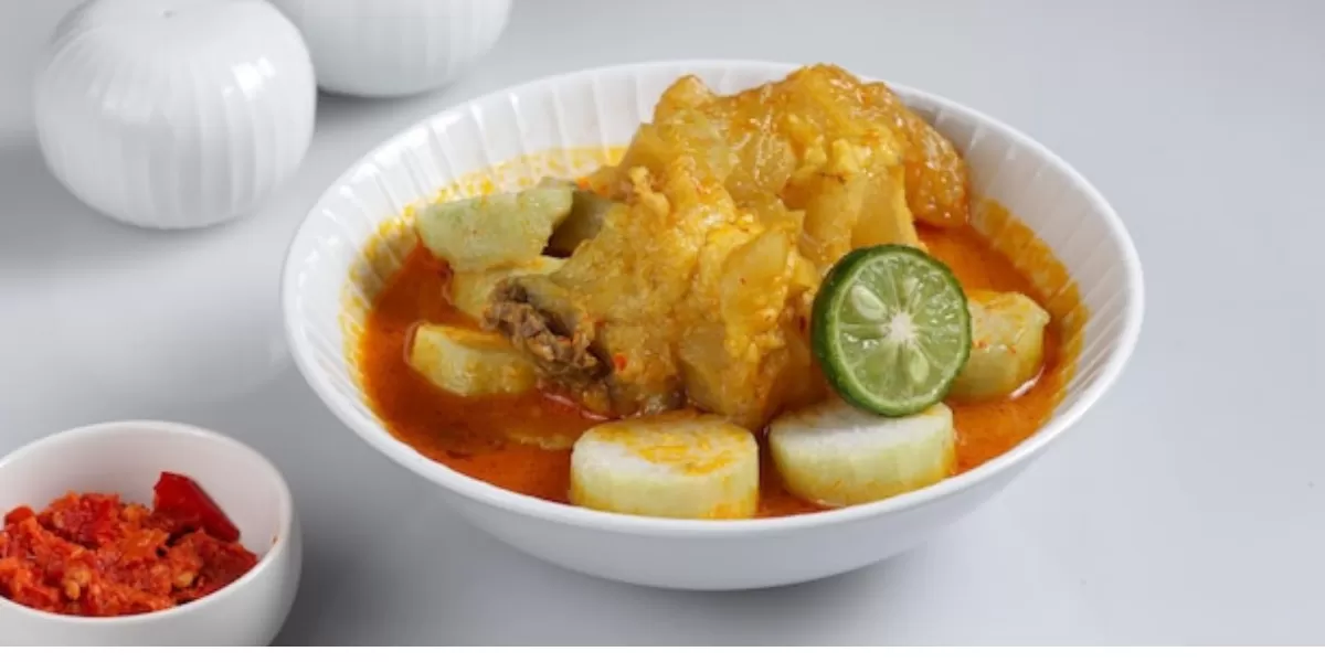 Lontong kikil disajikan dengan ketupat  (Freepik)