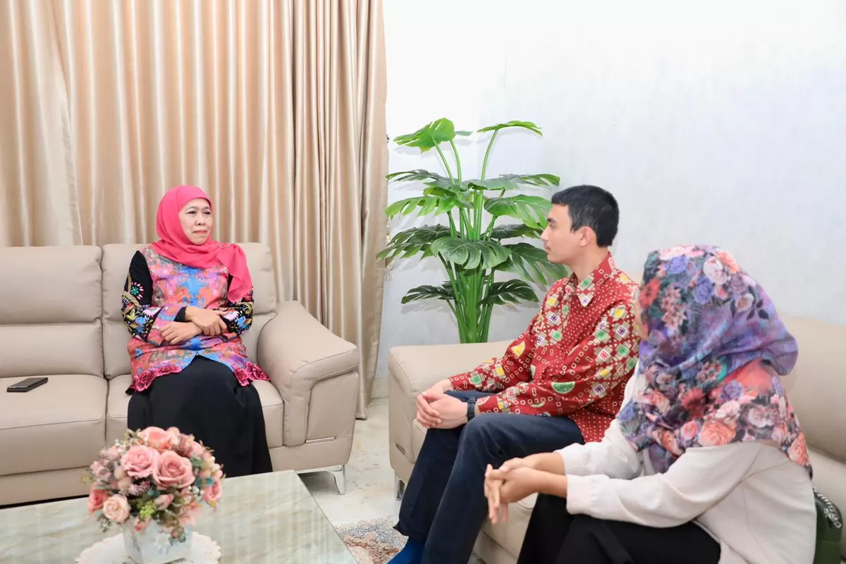 Gubernur Jatim Khofifah Indar Parawansa saat bertemu dengan dua mahasiswa Iran asal Jatim. (Humas Pemprov Jatim)