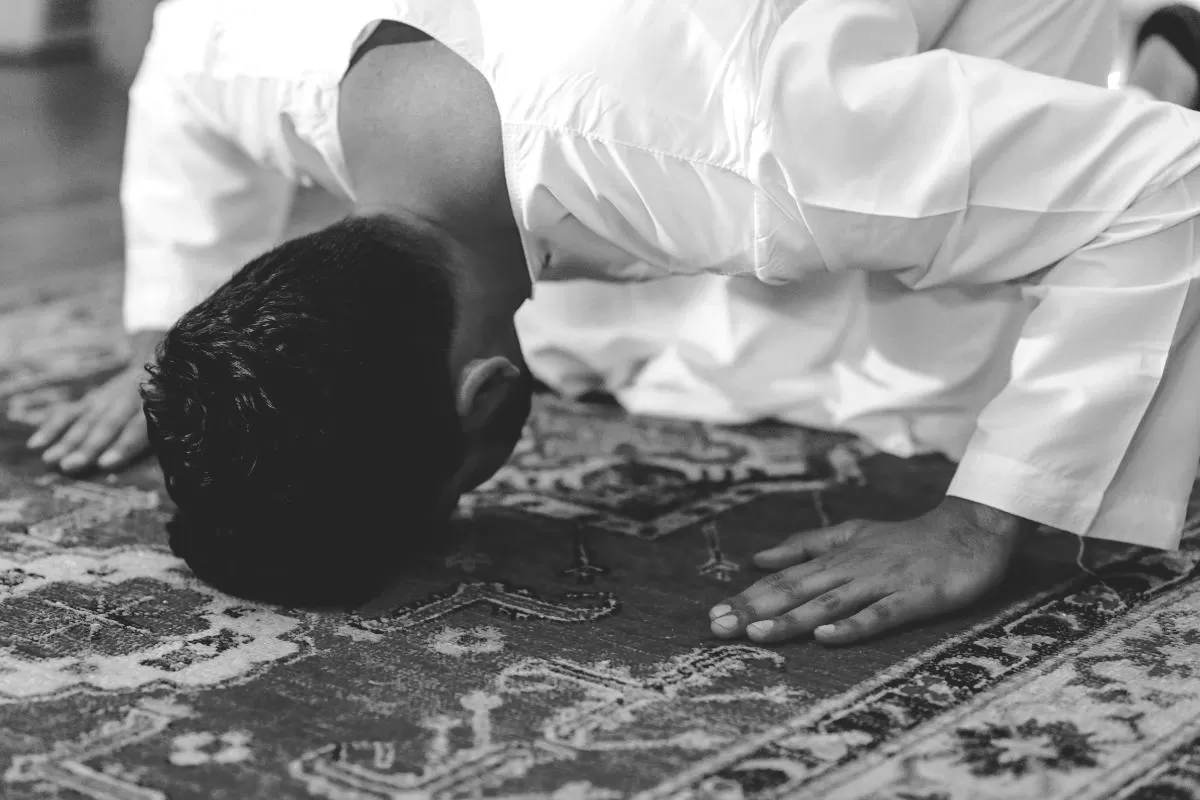 Ilustrasi meninggal dalam kondisi sujud saat sholat dianggap sebagai tanda husnul khatimah bagi umat muslim (Pexels/Michael Burrows)