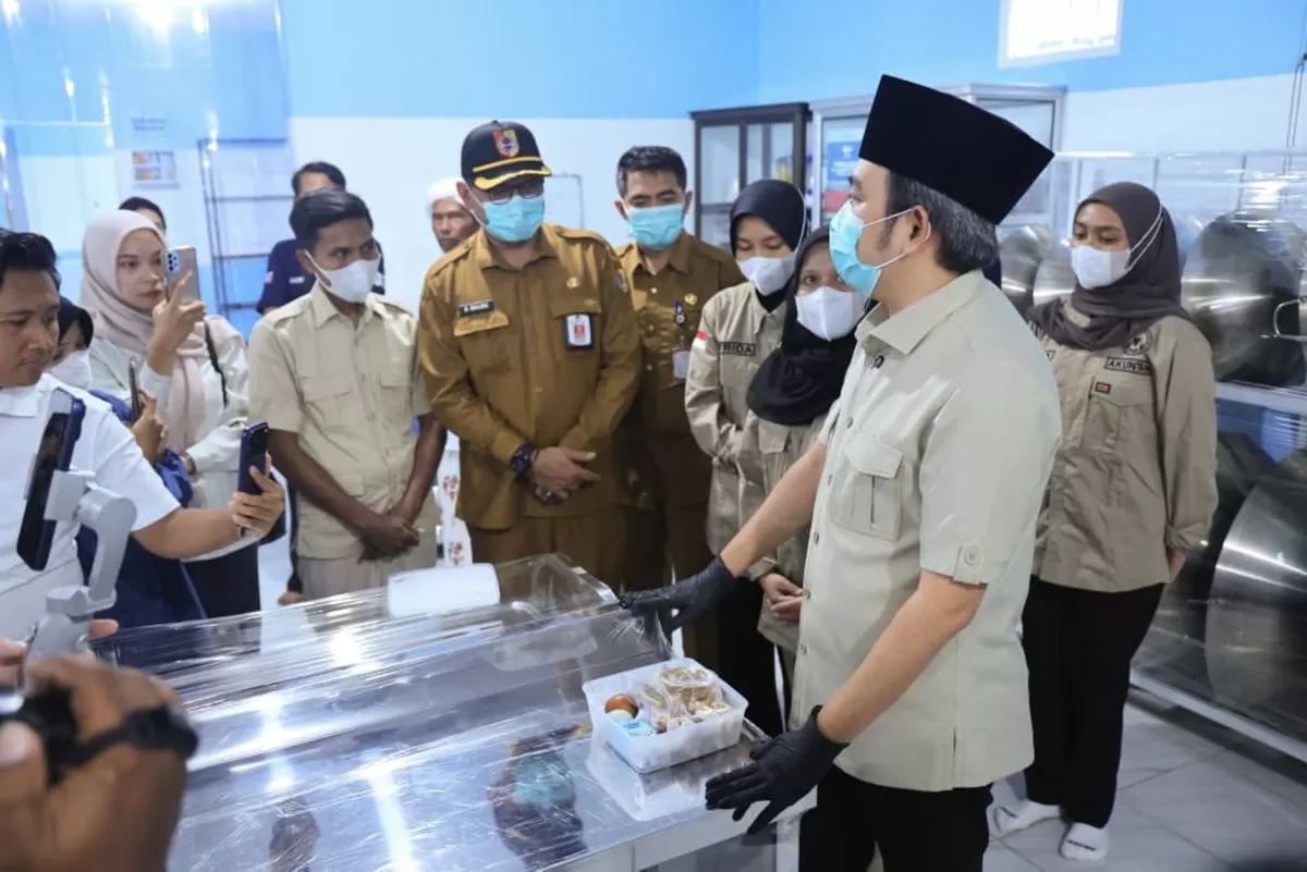 Bupati Jember Muhammad Fawait saat melakukan pengecekan. (Dok Diskominfo Jember)