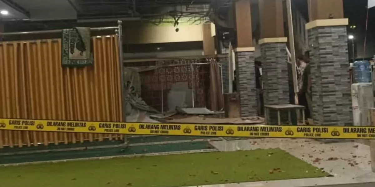 Kondisi Masjid Pesona Regency pasca ledakan (Facebook/@ical.ardes)
