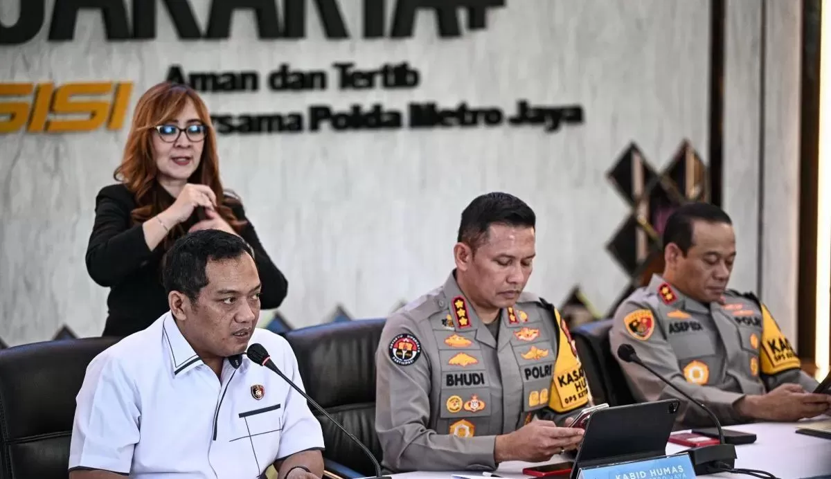 Polisi ungkap fakta kasus penyiraman air keras terhadap aktivis KontraS berdasarkan hasil pemeriksaaan CCTV di sekitar lokasi  (tribratanews.polri.go.id)