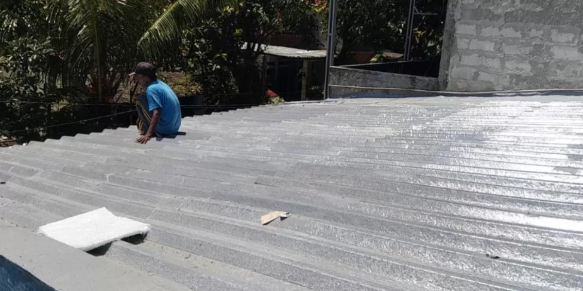 Penggantian atap dalam pelaksanaan program &lsquo;Ganti Atap Rumah Wartawan&rsquo; di salah satu rumah wartawan anggota Promedia Group di Citayam, Bogor.  (Dok. Promedia)