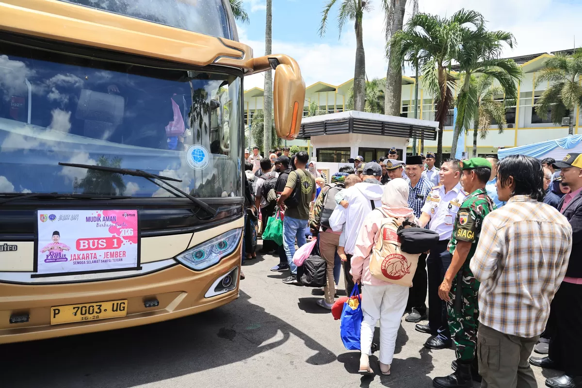 Gatot Triyono dan jajaran Satlantas Polres Jember saat melepas ratusan warga Jember (Dok Pemkab Jember)