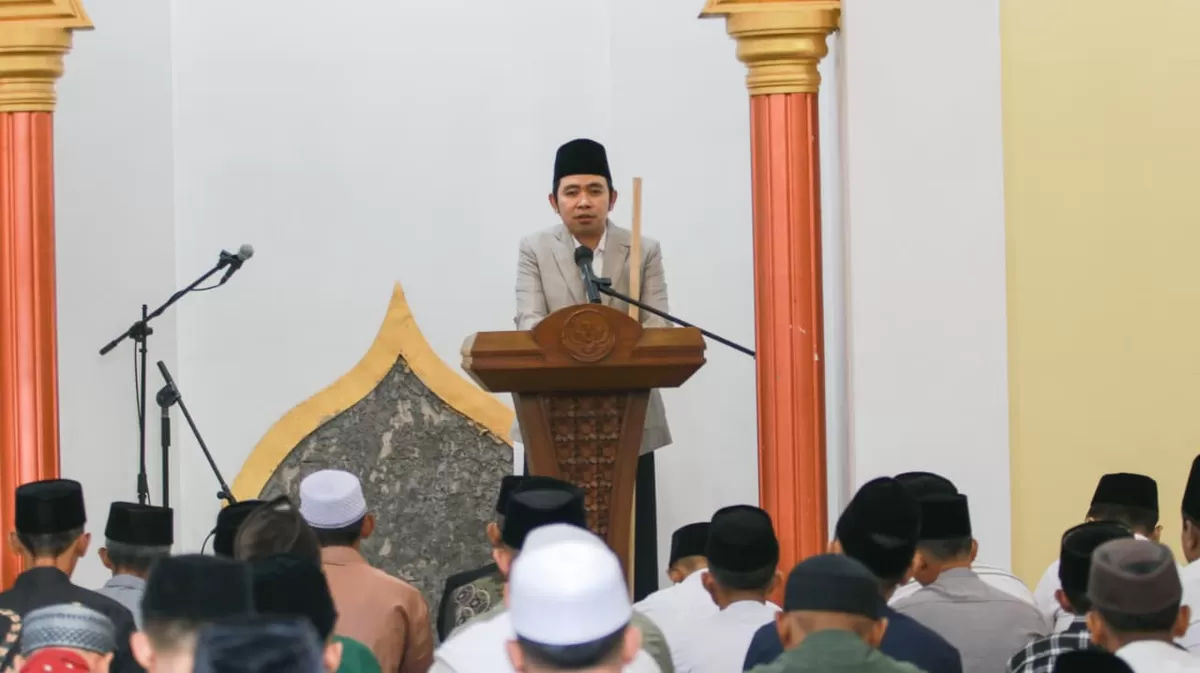 Bupati Jember Muhammad Fawait saat memberikan tausiah. (M Purnomo/SketsaNusantara.id)