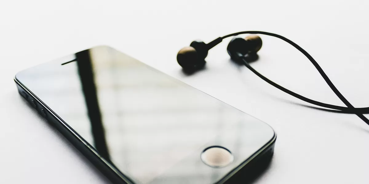 Ilustrasi bahaya berbagi earbuds. (Pixabay/rupixen)