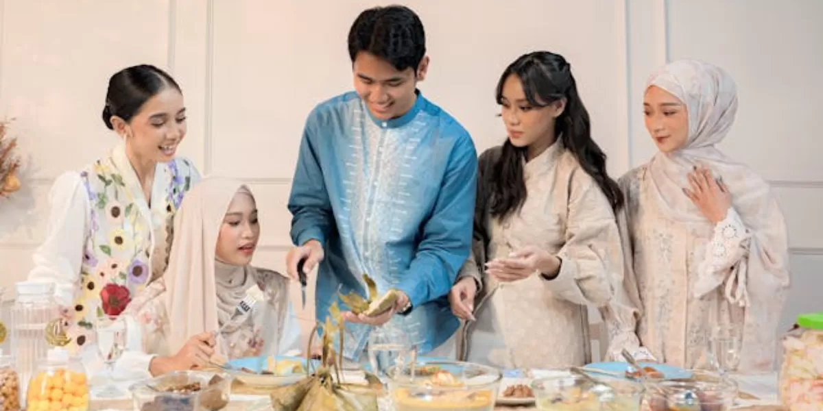 Tradisi lebaran ini masih lestari hingga saat ini, mulai dari mudik, ziarah ke makam, hingga bagi-bagi THR. (Pexels/Alfatah Bilal Afdam)