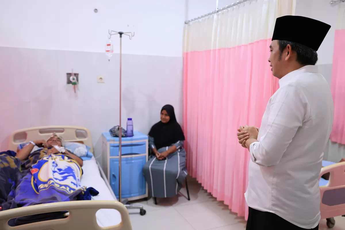 Bupati Jember Gus Fawait saat mengunjungi pasien. (M Purnomo/SketsaNusantara.id)