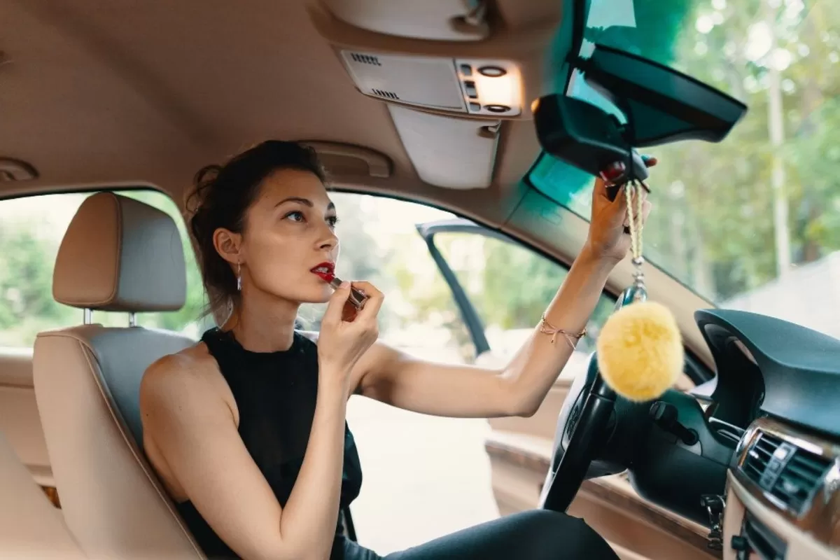  Lakukan 5 hal ini saat untuk merawat atau menjaga tampilan wajahmu saat melakukan perjalanan mudik serta arus balik lebaran Idul Fitri.  (Freepik.com/@ArthurHidden.)