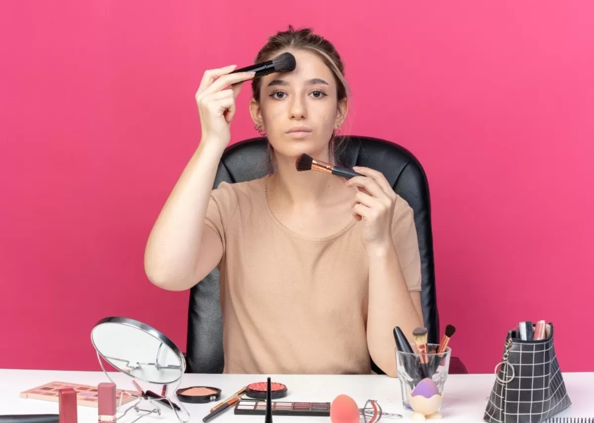 Rekomendasi ide make up minimalis saat momen Lebaran Idul Fitri dengan 7 jenis produk kecantikan beserta cara penggunaannya yang sesuai.  (Freepik.com/@stockking.)