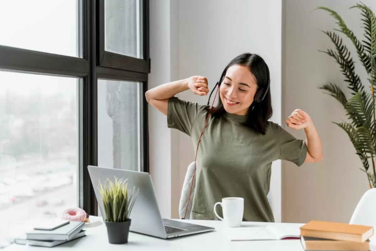 3 cara ini bisa dilakukan saat harus masuk kerja lagi seperti biasanya, dimana kebanyakan orang kurang maksimal karena malas hingga tidak produktif.  (Freepik.com/@Freepik.)