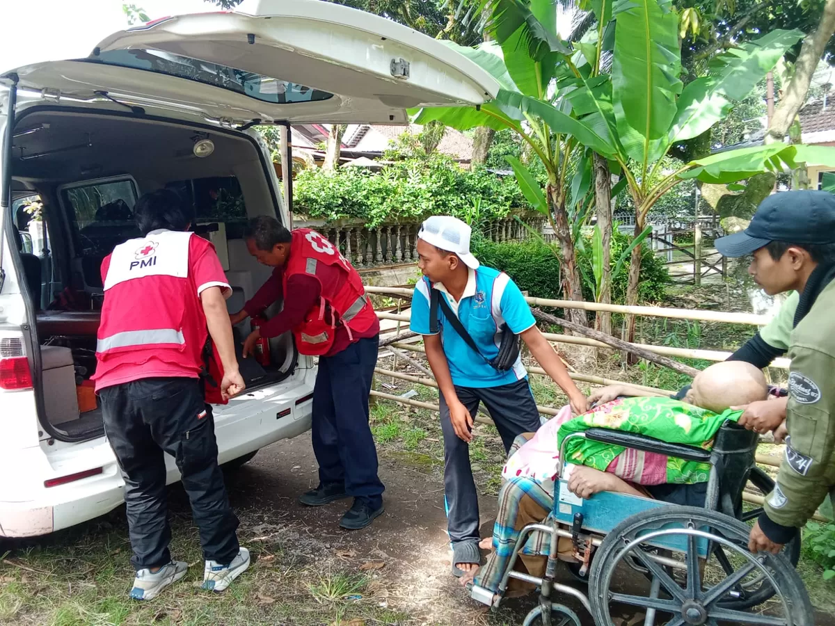 Respons cepat PMI Jember, warga lansia Gebang dirujuk ke RS Citra Husada saat kondisi menurun (Dok. PMI Jember )