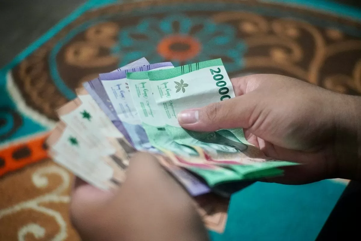 Begini cara mengatur uang THR supaya jangan terlalu boros dipakai hanya di momen Lebaran saja, namun dapat disimpan untuk jangka panjang.  (Unsplash.com/@naufal jajuli.)