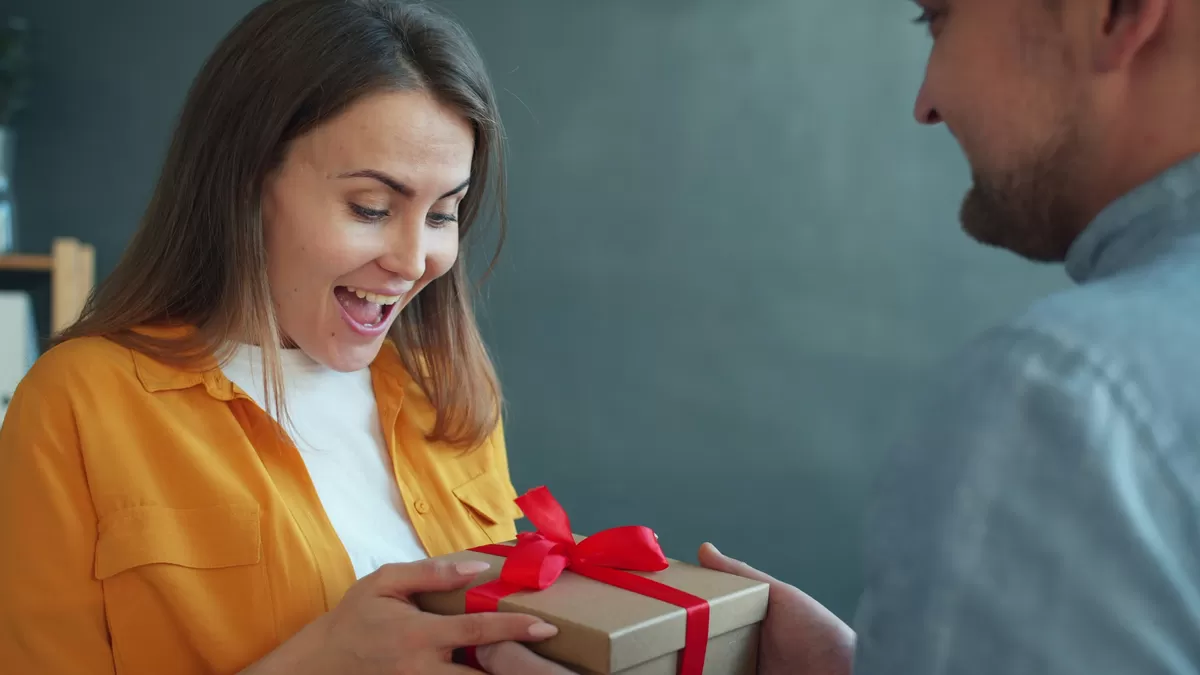 4 ide bingkisan istimewa di perayaan Idul Fitri bisa dilakukan oleh para pria untuk pasangan wanitanya.  (Unsplash.com/@Vitaly Gariev.)