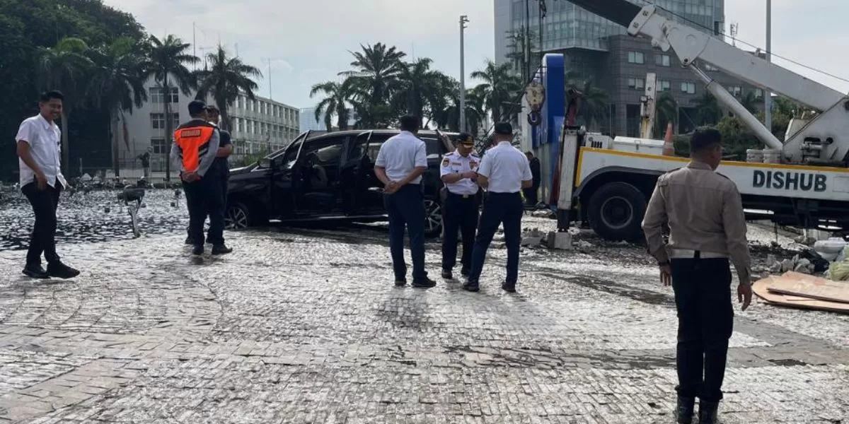 Proses evakuasi mobil listrik yang tercembur ke kolam air mancur Bundaran HI (X/@TMCPoldaMetro)