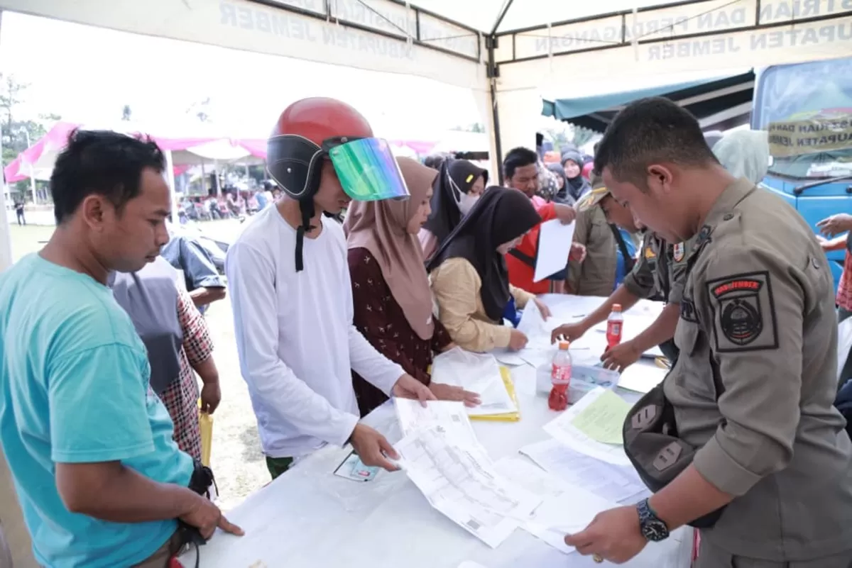 Pelayanan Adminduk di acara bunga desaku. (Dok diskominfo jember)