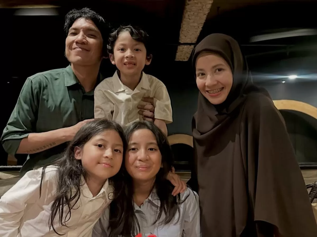 Potret Desta dan Natasha Rizky rayakan ultah Megumi ke-12. (Instagram/@desta80s)