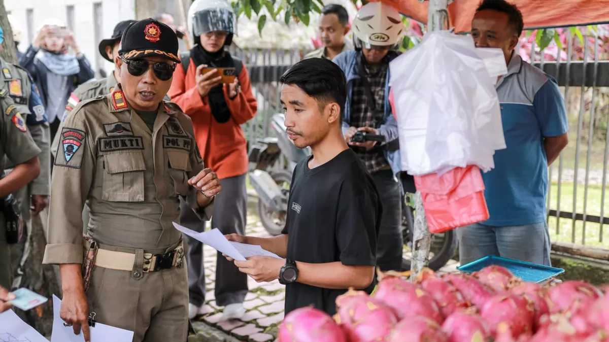 Pendataan PKL oleh Satgas. (Dok Diskominfo Jember)