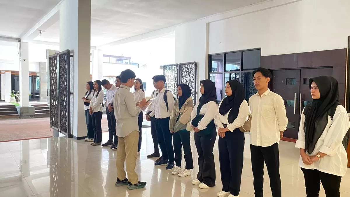 Para calon pencari kerja saat diberi edukasi oleh Disnaker Jember. (Dok Disnaker Jember)