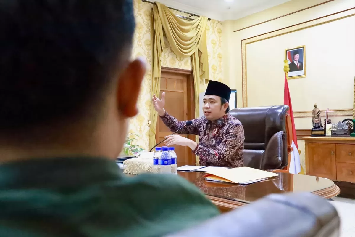 Bupati Jember Muhammad Fawait saat rapat. (Dok Diskominfo Jember)