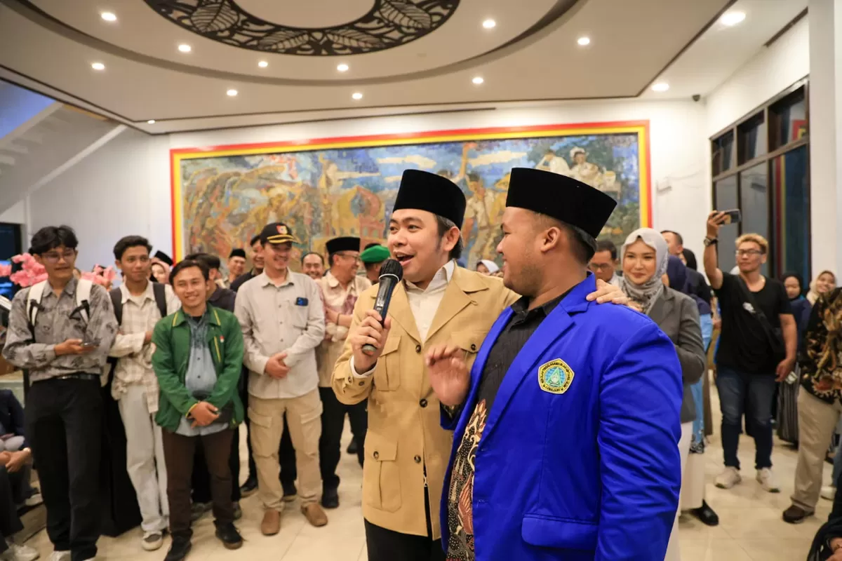 Bupati Jember Gus Fawait saat bersama mahasiswa. (Dok Diskominfo Jember)