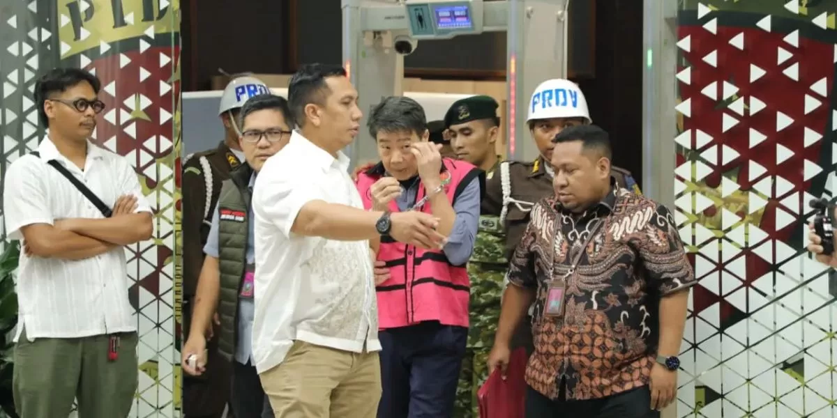 Samin Tan (rompi merah) saat keluar dari Gedung Kejagung (story.kejaksaan.go.id)