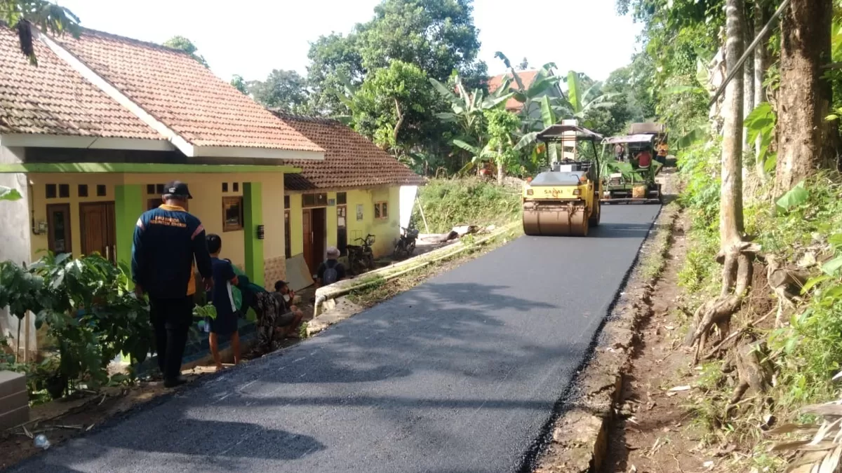Perbaikan jalan di Kramatsukoharjo. (Dok Diskominfo Jember)
