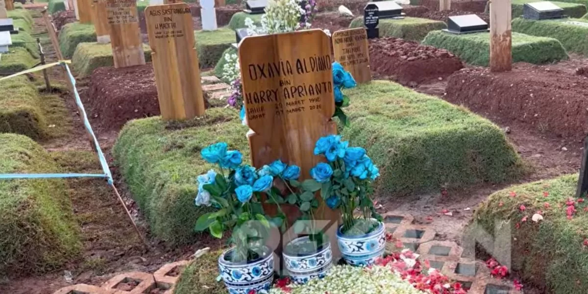 Makam Vidi Aldiano yang dipenuhi bunga mawar biru saat ulang tahunnya (YouTube Reyben Entertainment)