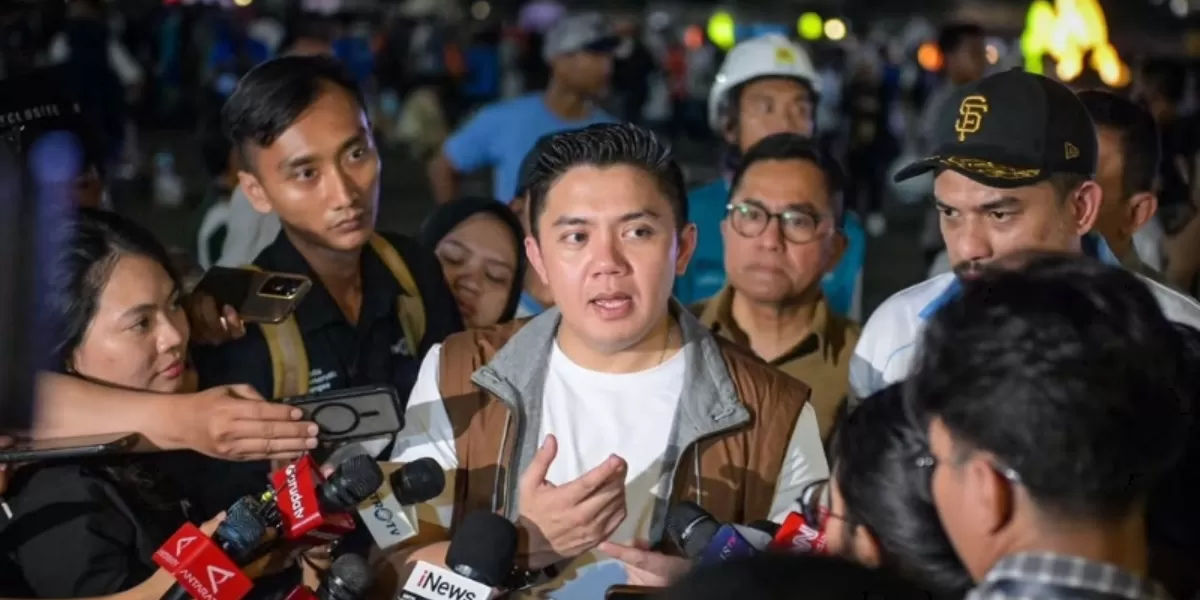 Seskab Teddy Indra Wijaya saat menghadiri bazar rakyat di Monas.   (Instagram/sekretariat.kabinet)
