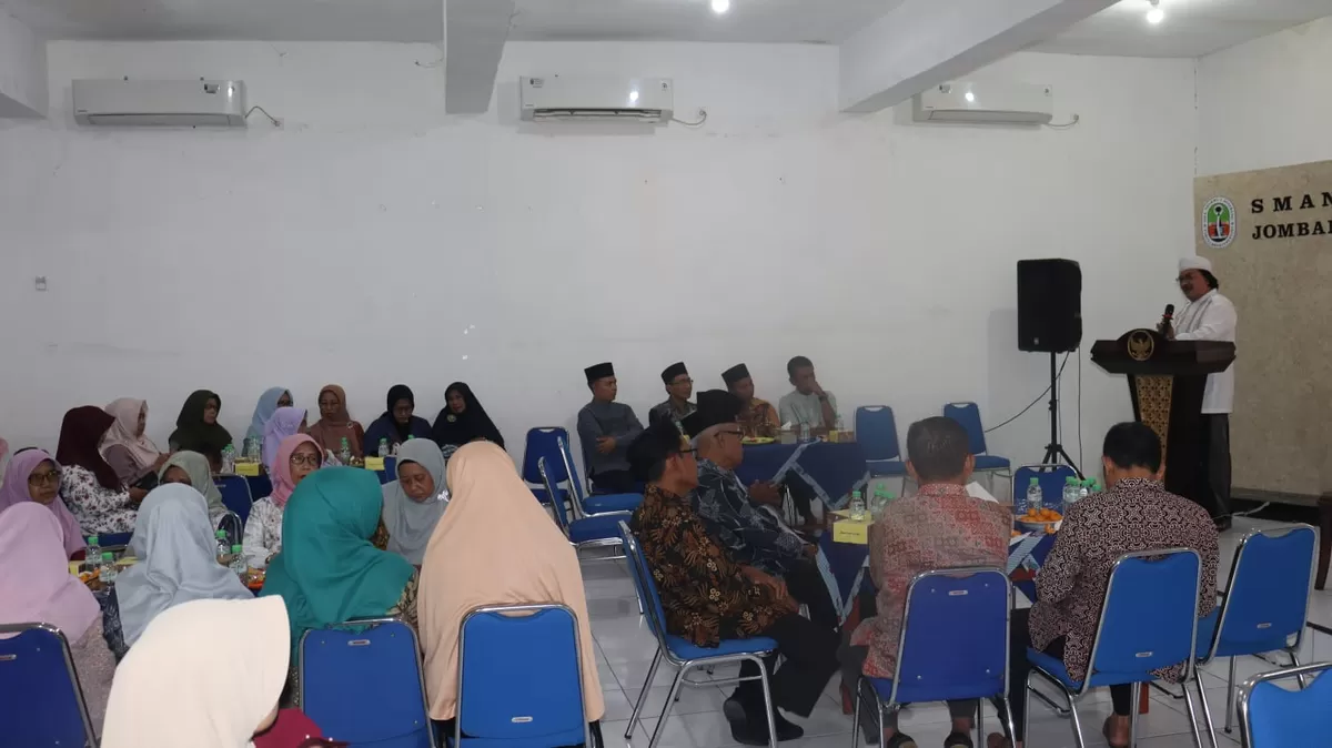 Para dewan guru SMAN 1 Jombang sedang mendengarkan tausiyah yang disampaikan Gus Najib dari Ponpes Denanyar. (SketsaNusantara.id)
