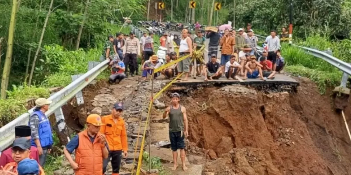Kondisi akses jembatan menuju air terjun madakaripura yang ambruk (bpbdkabprob)