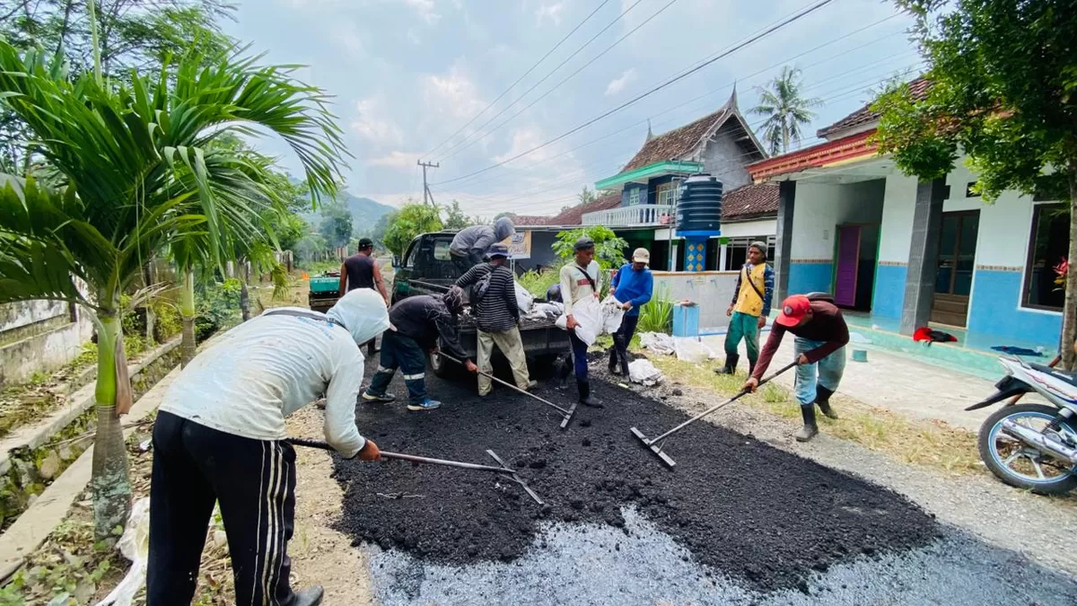 Pengaspalan jalan di Jenggawah Jember. (Dok Diskominfo Jember)