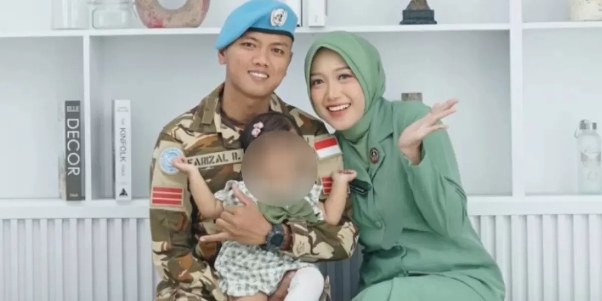 Praka Farizal Rhomadhon bersama istri dan anak tercinta  (Instagram @azilaaaa_)