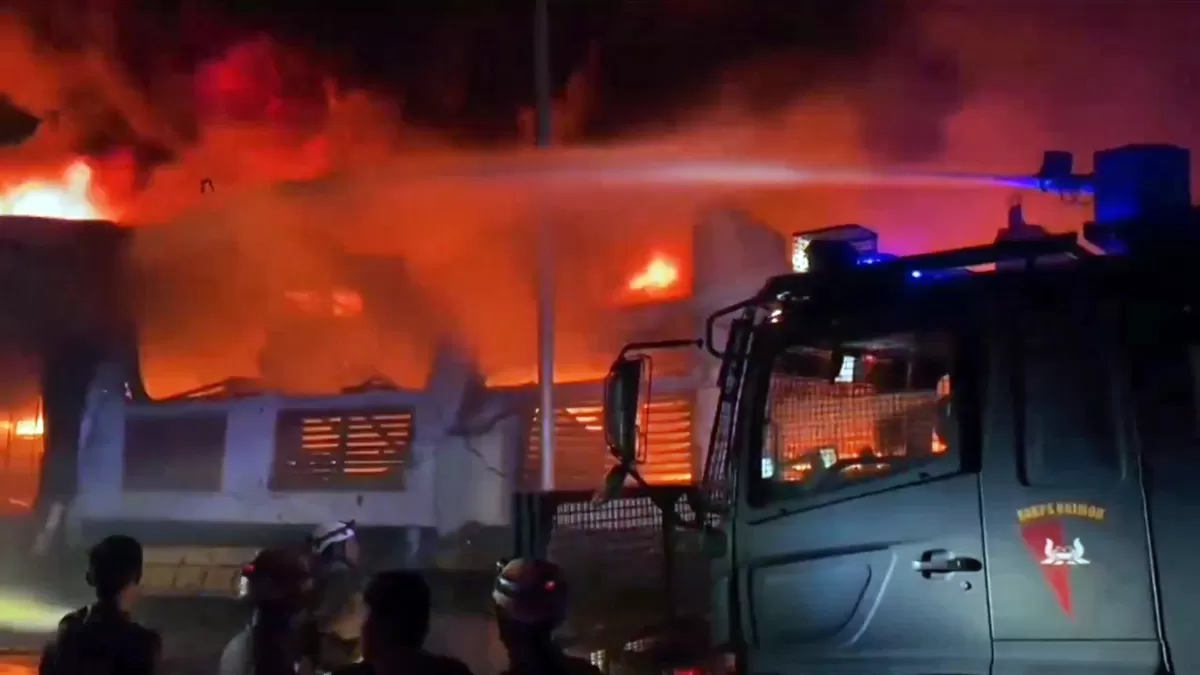 Proses pemadaman api kerahkan 20 unit mobil damkar dibantu personel Brimob Polri ketika pabrik plastik di kawasan Gunung Putri Bogor terbakar diduga akibat sambaran petir (X/Humas_korbrimpb)