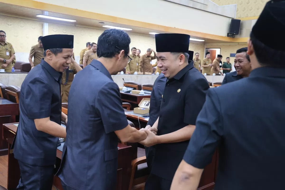Bupati Jember Gis Fawait saat ke DPRD Jember. (Dok Diskominfo Jember)
