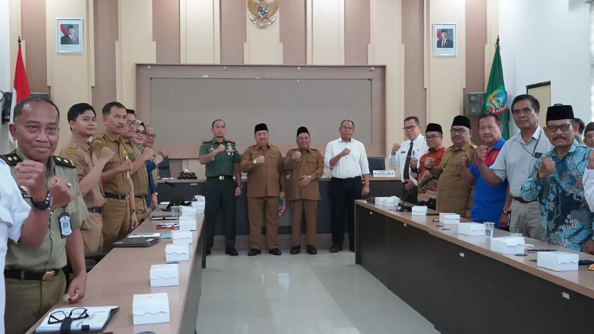 Bupati Jombang beserta wakilnya usai rapat LKS Tripartit. (jombangkab.go.id)