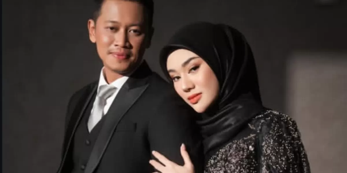 Potret Clara Shinta dan suami Alexander Assad. (Instagram @clarashintareal)