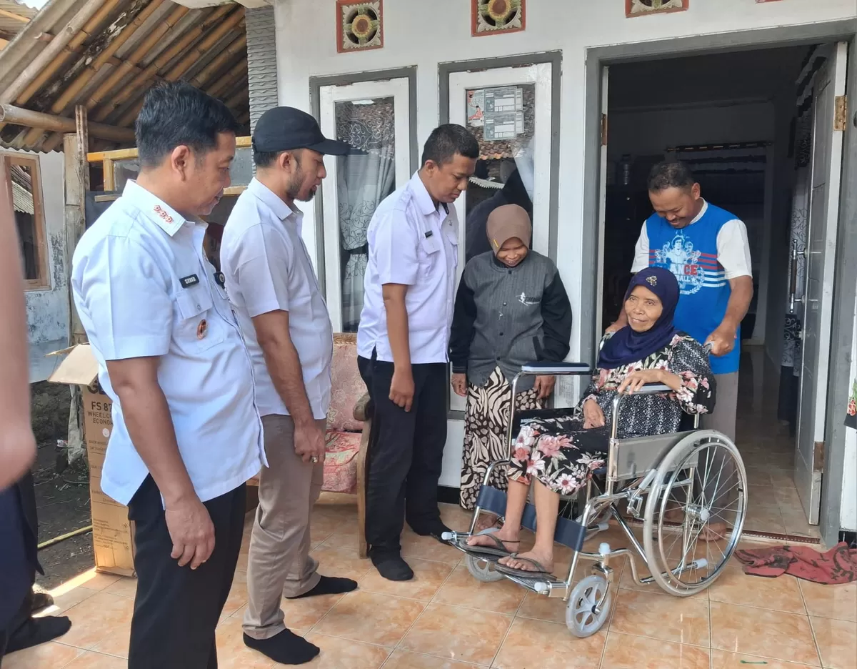 Pemberian bantuan kepada lansia. (Dok Diskominfo Jember)