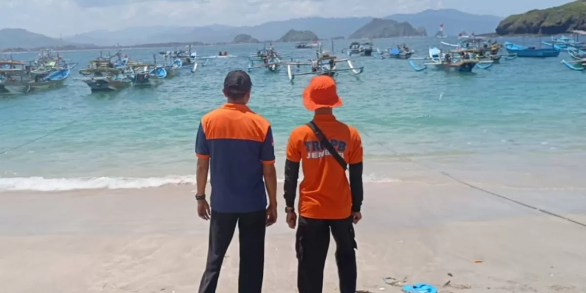 Momen petugas Tim SAR lakukan pencarian korban terseret ombak di Pantai Papuma (Instagram @bpbd_kab_jember)