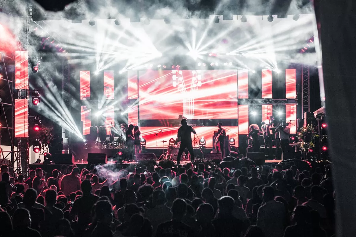 ILustrasi grup musik yang sempat dikabarkan bubar padahal masih aktif berkarya bahkan tampil di panggung festival musik  (Pexels/George Charry )