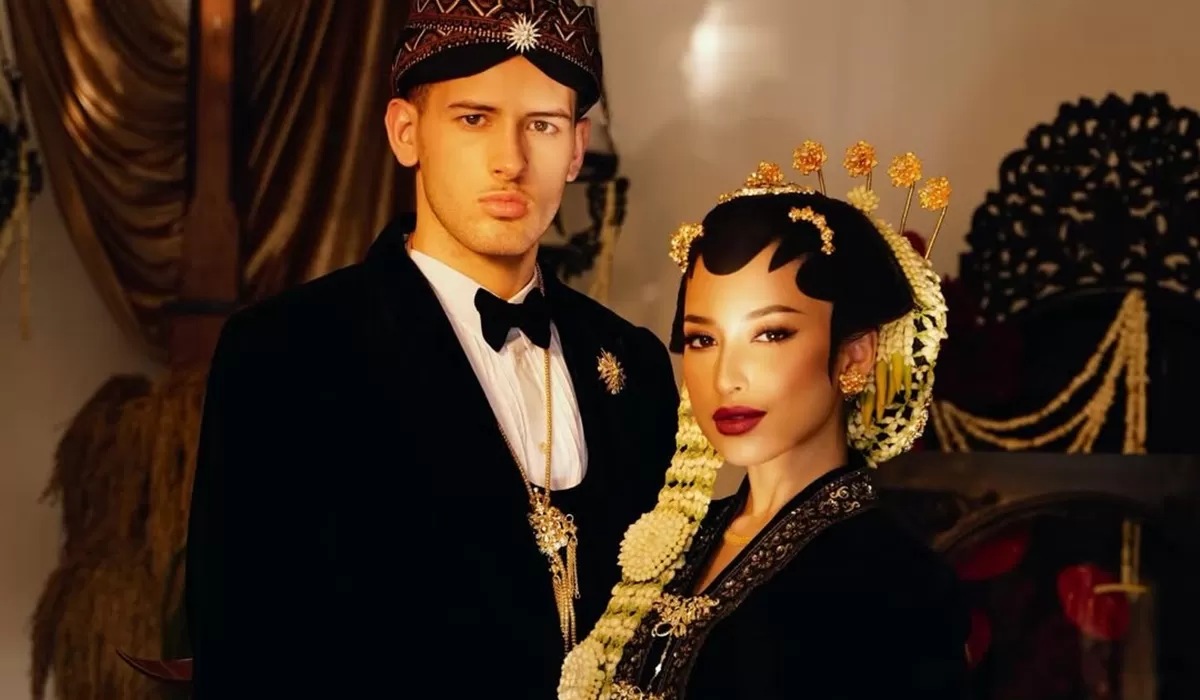 Potret foto prewedding Jennifer Coppen dan Justin Hubner, mengusung konsep adat jawa dengan sentuhan klasik yang menawan (Instagram/jennifercoppenreal20)