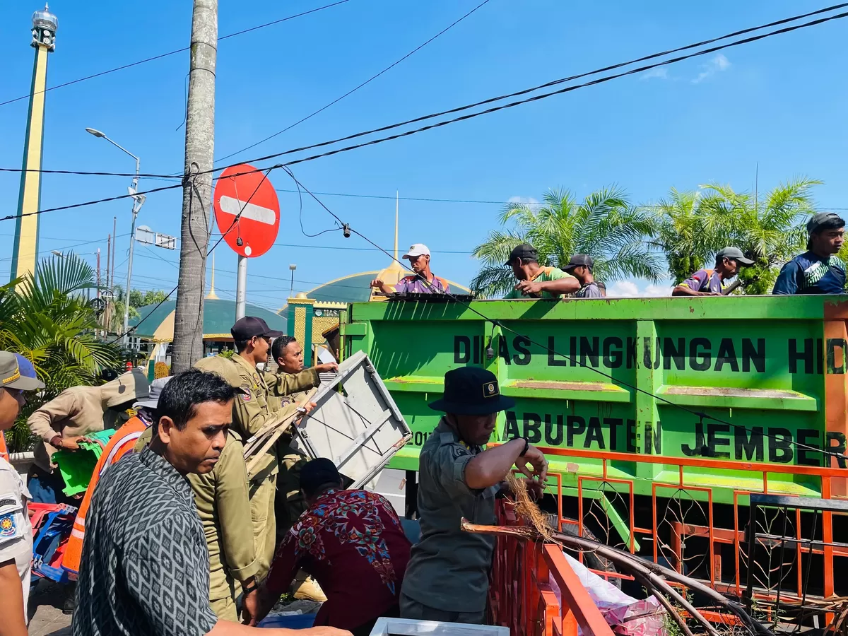 Penertiban oleh satgas. (Dok Diskominfo Jember)
