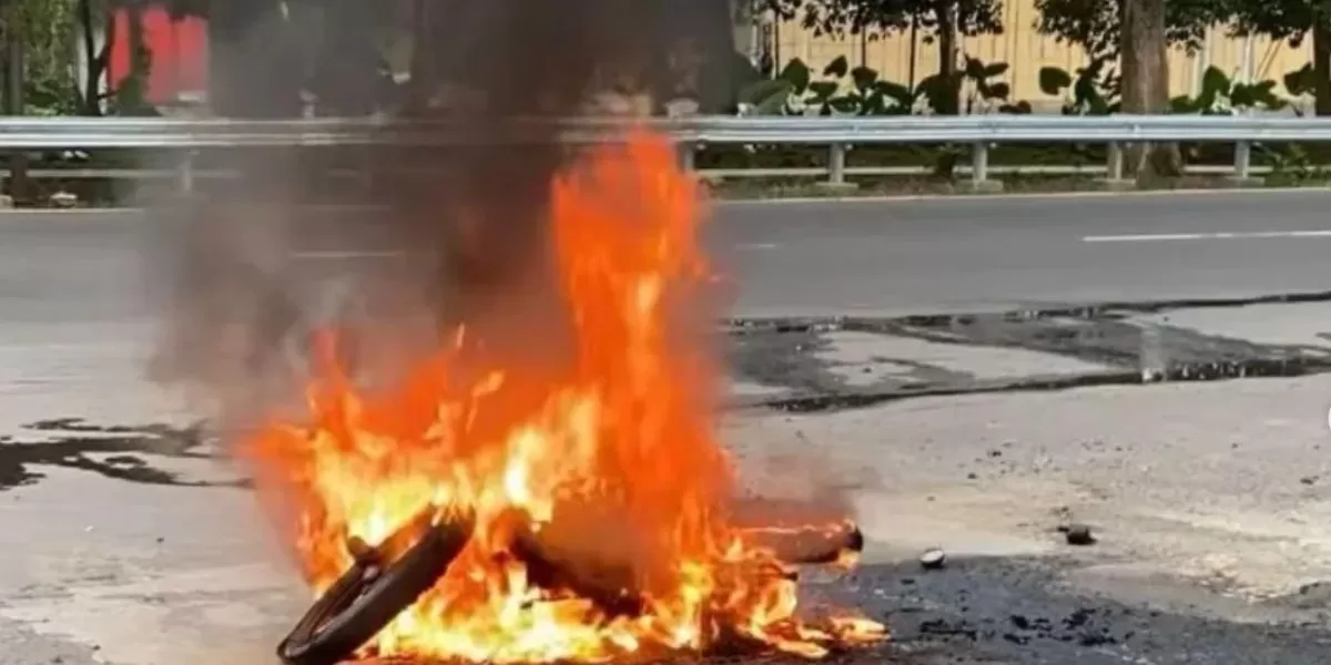 Detik-detik motor terbakar di depan SPBU  Kota Semarang (Instagram/@dinaskegelapan_kotasemarang)
