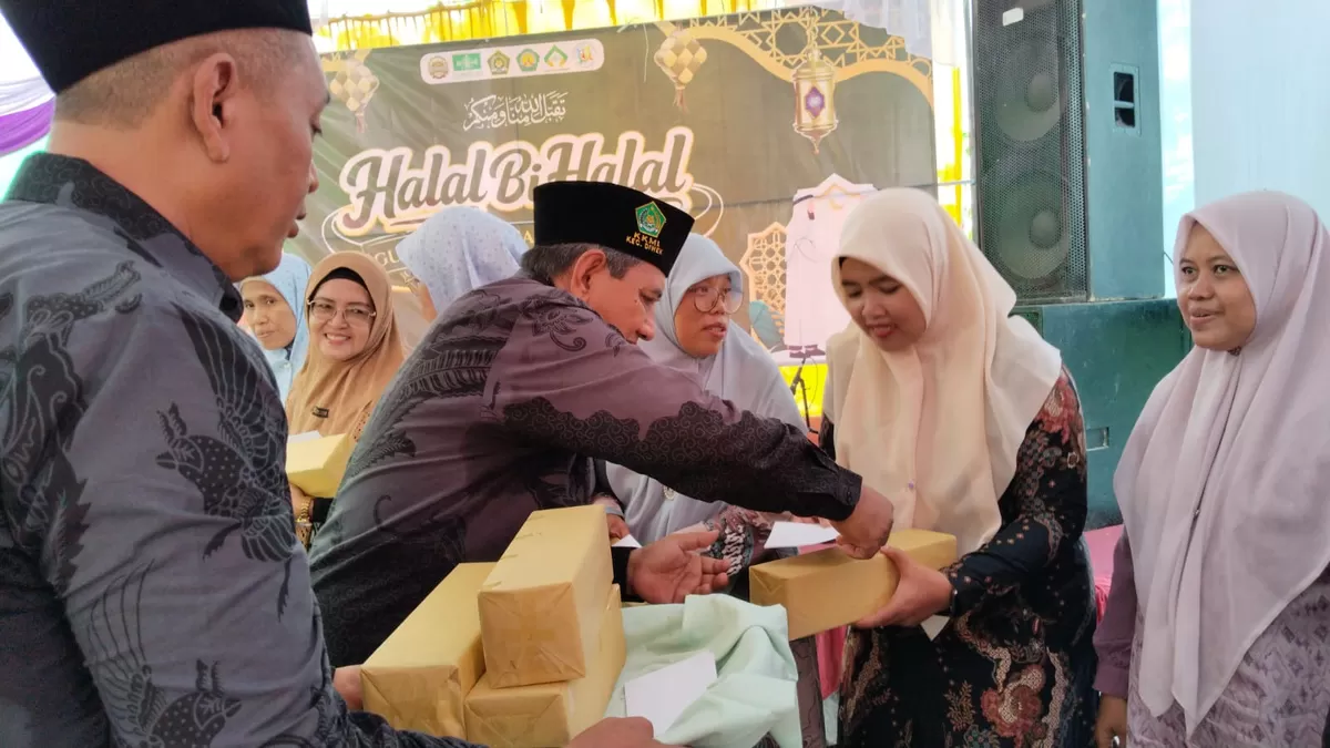 Guru mendapat hadiah saat acara halalbihalal. (SketsaNusantara.id)