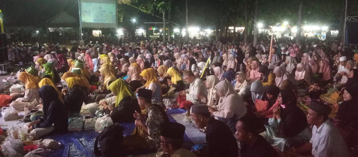 Ribuan jamaah menghadiri acara haul ke 136 KH Asy'ari di Desa Keras, Kecamatan Diwek, Kabupaten Jombang. (SketsaNusantara.id)